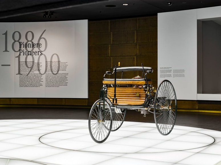 Mercedes-Benz Museum, Stuttgart: Benz Patent-Motorwagen v razstavnem prostoru, ki predstavlja obdobje od leta 1886 do 1900 