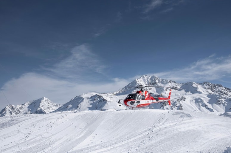 Posadka je moškega rešila s pomočjo vrvi, ga dvignila s pobočja in varno prepeljala v dolino. Fotografija je simbolična. 