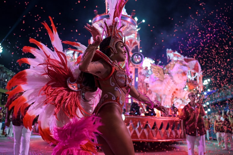 Karnevalski nastop ni le trenutek zabave, temveč resen projekt, ki zahteva disciplino in popolno predanost. Fotografija je simbolična. 