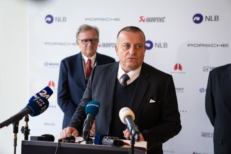 Zaradi Pečečnikovega pisma je z mesta podpredsednika SBC odstopil Marko Bitenc (na fotografiji levo v ozadju). 