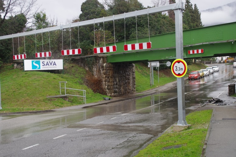 66-letni voznik avtobusa je spregledal prometni znak, ki jasno kaže, da je vožnja skozi podvoz prepovedana za vozila, ki so višja od 3,3 metra.