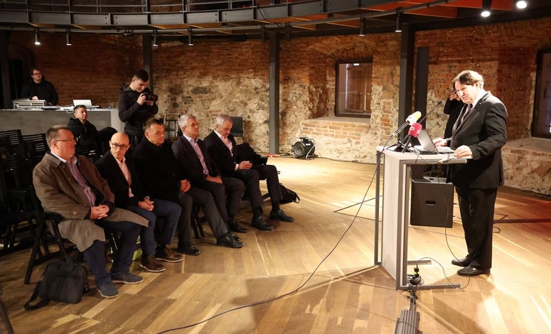 Moderator Mitja Slavinec je poudaril, da sta izobraževanje in usposabljanje potrebna tudi v gospodarstvu. 