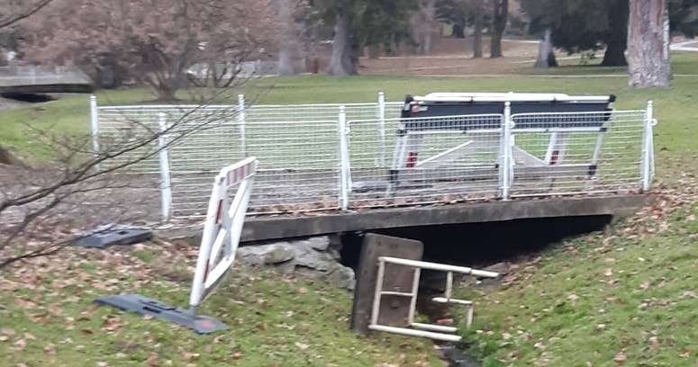 Polomljeni predmeti so kar pometani v potok.