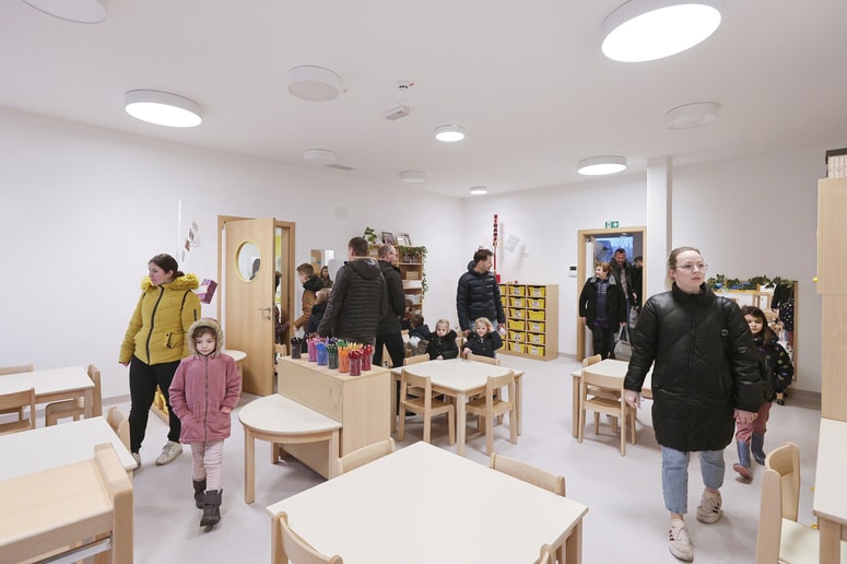 V novem nadstropju so urejeni tri sodobne igralnice za drugo starostno obdobje, večnamenski prostor, garderobe, sanitarije ter pokrite zunanje terase.