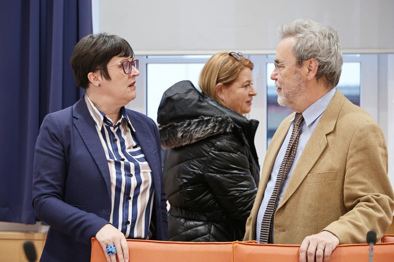 Lidija Divjak Mirnik in Zdravko Luketič pred začetkom seje 