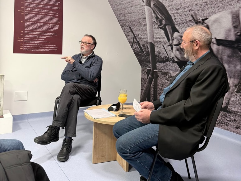 Večer s pripovedovalci so nadaljevali z Brankom Ferkom, nekdanjim predsednikom Krajevne skupnosti Libeliče. 