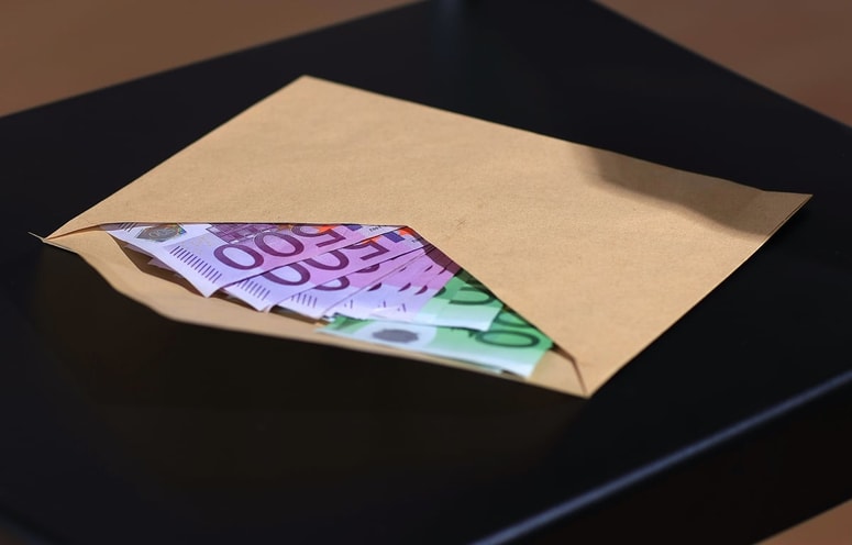 Na podlagi ponarejenega dokumenta je obtoženi dobil denar za gradnjo hleva in opreme.  