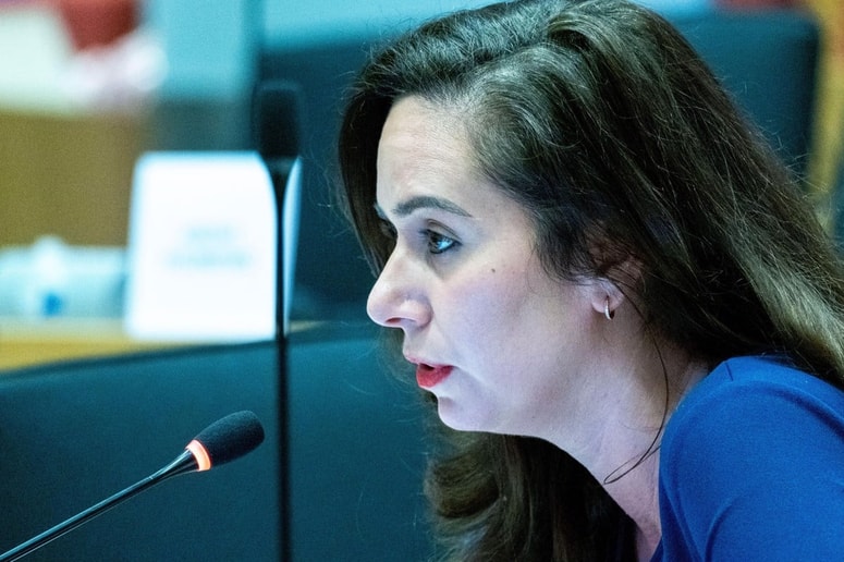 Analitiki opažajo, da Sarah Knafo sistematično gradi vezi s krogom ljudi okoli Donalda Trumpa.