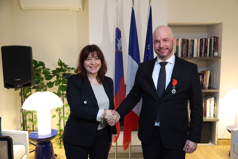 Odlikovanje je Matevžu Frangežu predala francoska veleposlanica v Sloveniji Fabienne Runyo.
