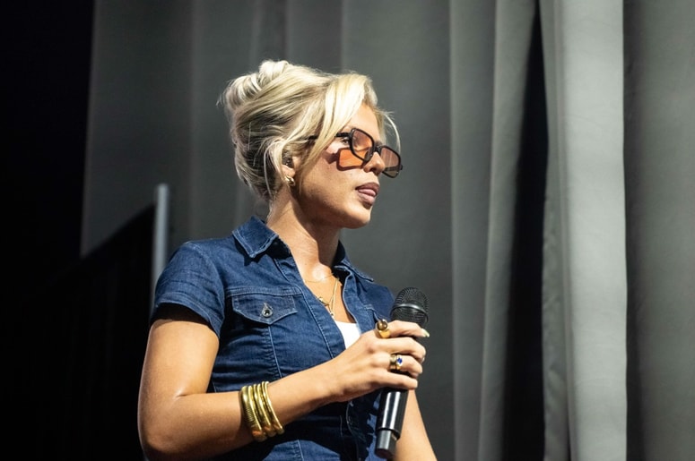 V svojih pesmih pogosto naslavlja toksične odnose in plenilsko vedenje moških.