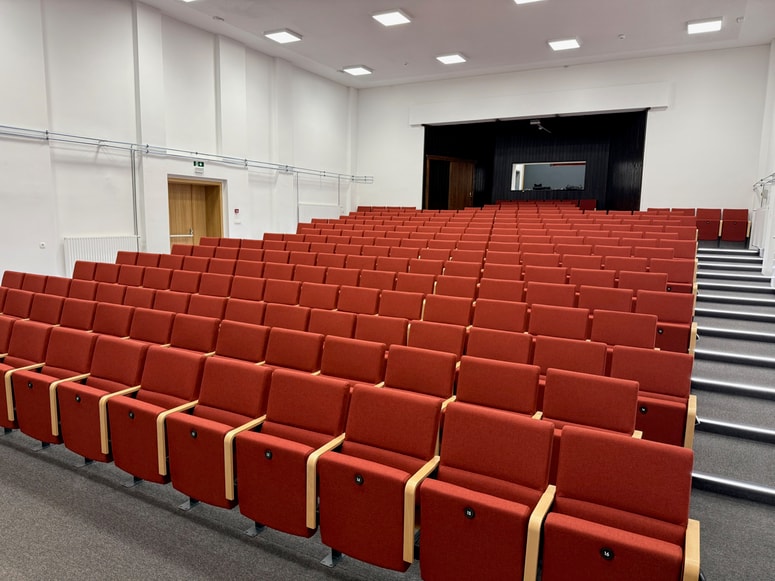 Kljub sporu je slovenska kino scena vstopila v bolj optimistično obdobje. Odprli so več novih kin, med drugim tudi Kino Mozirje. 