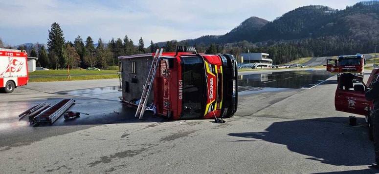 Prevrnjeno gasilsko vozilo na poligonu na Vranskem