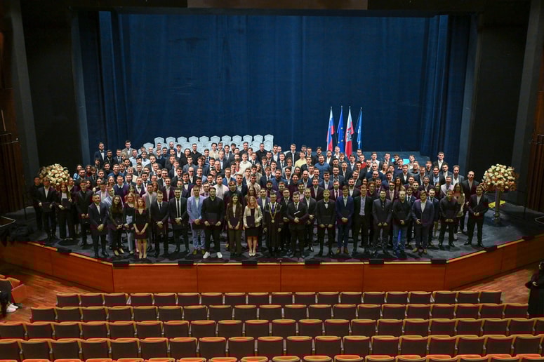 Glavna fotografija članka:(FOTO) 235 novih inženirskih zvezd zasijalo v Mariboru: "Ko boste v dvomu, se spomnite na inženirsko super moč"
