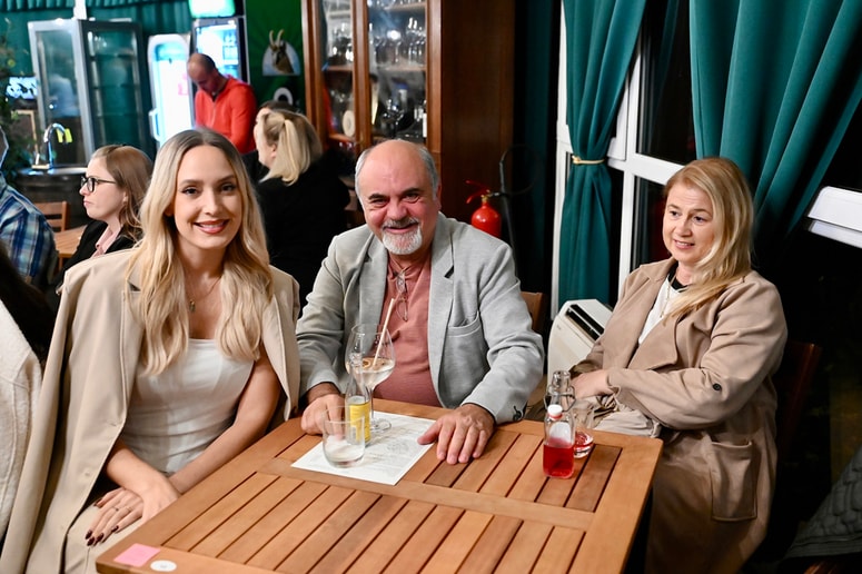 Goran Šarac se preteklosti rad spominja tudi z ironijo. Ob njem na sliki Ines Erbus in Jana Polak.