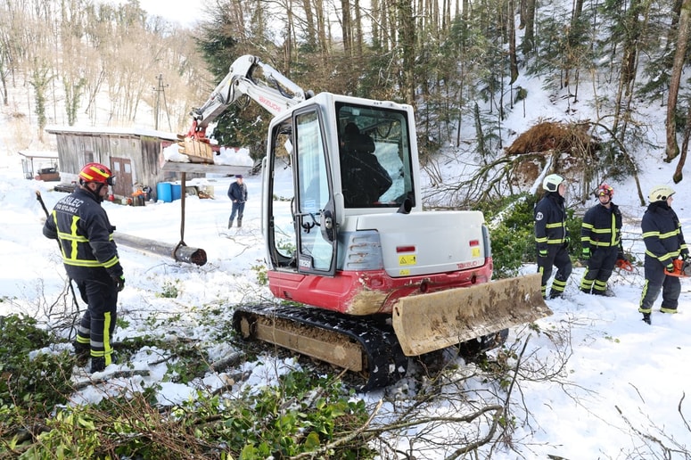 Minuli vikend so imeli gasilci veliko dela s padlim drevjem - nevarnost pa še ni mimo!