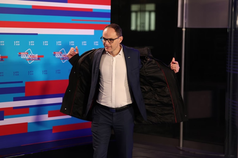 Glavna fotografija članka:Logar: Demokrati nimamo stricev iz ozadja