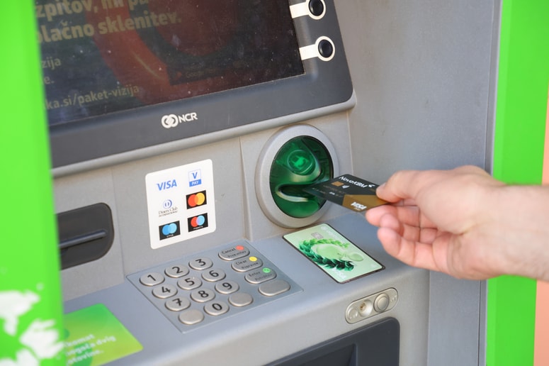 Policija opozarja na prebrisan manever tatov, ki prežijo na uporabnike bankomatov. 