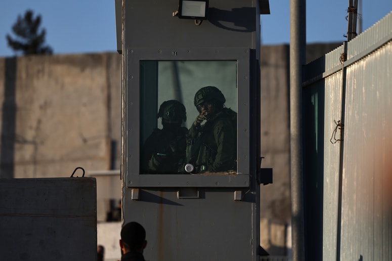 Izraelski vojaki na kontrolni točki med Zahodnim bregom in Jeruzalemom.