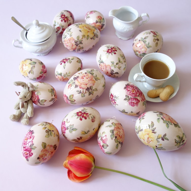 Zdaj se največ posveča izdelavi okrasnih pirhov. 