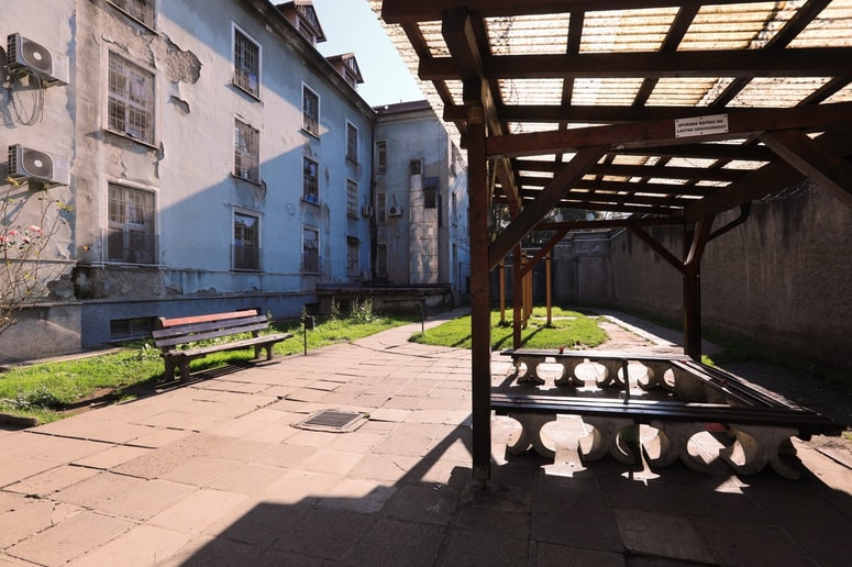 Z zaporniškega dvorišča ljubljanskega zapora je čez zid pobegnil mlad pripornik. 