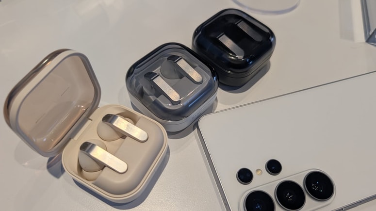 Glavna fotografija članka:Galaxy Buds4 z zvočnimi inovacijami in inteligentnimi prilagodljivimi kontrolami