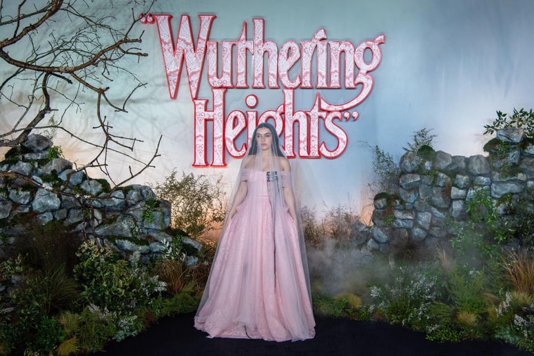 Charli XCX na londonski premieri filma Viharni vrh 