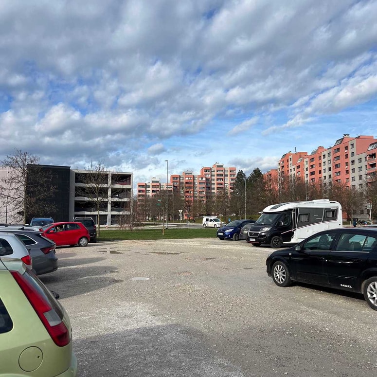 V Celju iščejo možnosti za ureditev dodatnih parkirnih mest ob stanovanjskih naseljih. 