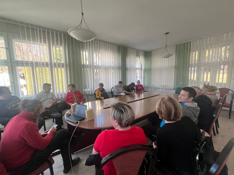 Prebivalci Tuncovca so znova izredno slabo slišali zvočni prenos seje. Majhna zvočnika sta hreščala, izvajalec pa je pojasnjeval, da je za to kriv mikrofon v sejni sobi. 