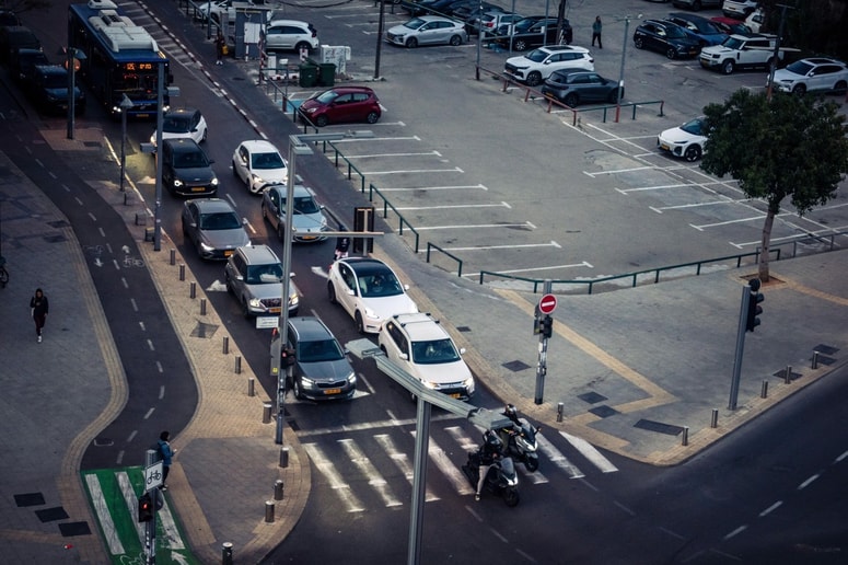 Nadzorne kamere so posnele točen trenutek, ko se je cesta vdala. Fotografija je simbolična. 
