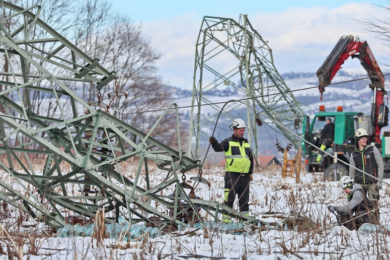 Februarska snežna ujma je bila resna preizkušnja za elektroenergetsko infrastrukturo. 