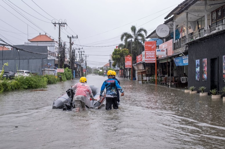 Indonezijska meteorološka, klimatološka in geofizična agencija (BMKG) je za več okrožij izdala rdeče opozorilo, kar je najvišja stopnja nevarnosti.