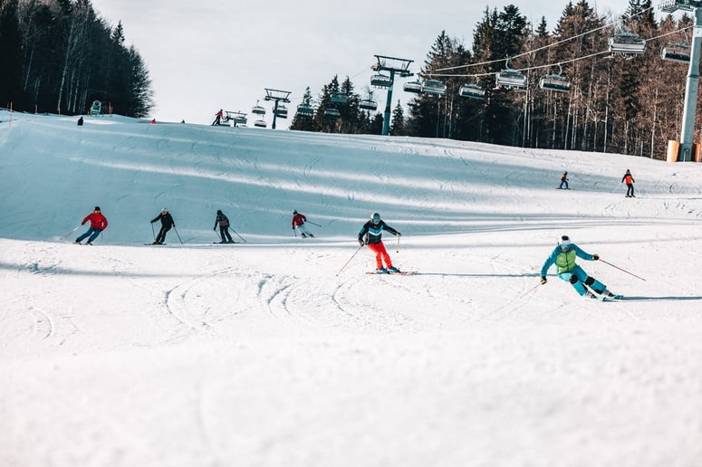 Jutranje in dopoldanske ure so spomladi pogosto najboljše za smuko.
