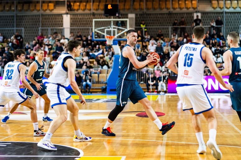 Slovenski košarkarji so v Kopru suvereno zmagali proti Čehom.