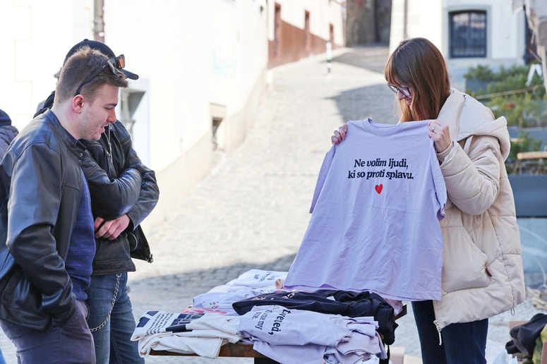 Na pop-up dogodku je bilo mogoče izbirati med različnimi izdelki s simbolnimi napisi - od majic, uhanov in nogavic do nalepk ter drugih izdelkov.