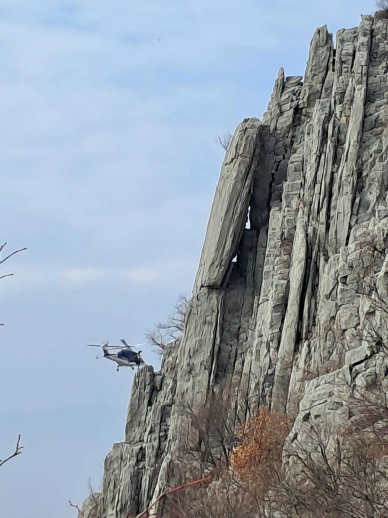 Domačega plezalca so včeraj popoldne iz stene s helikopterjem odpeljali v bolnišnico.