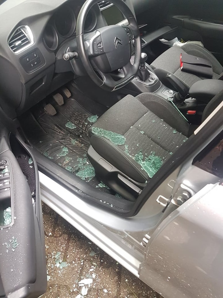 Vlomilci so iz vozil ukradli različne osebne predmete, denar in bančne kartice.Fotografija je simbolična. 