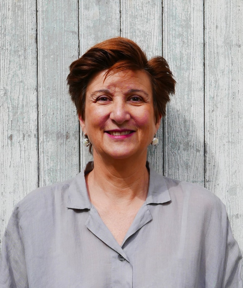 Pisateljica Rachel Mourier je izredna profesorica na pariški École Pratique des Hautes Études. Na več severnoameriških univerzah je poučevala francoski jezik in književnost ter tri zaporedne sezone sovodila program odličnosti na Middlebury Collegeu v ZDA.