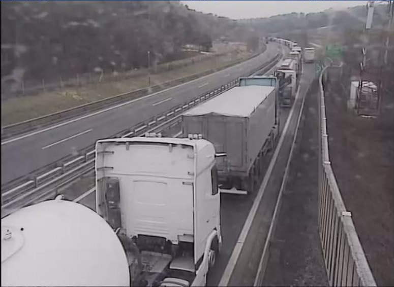 Kolona tovornih vozil na pomurski avtocesti pri Cerkvenjaku