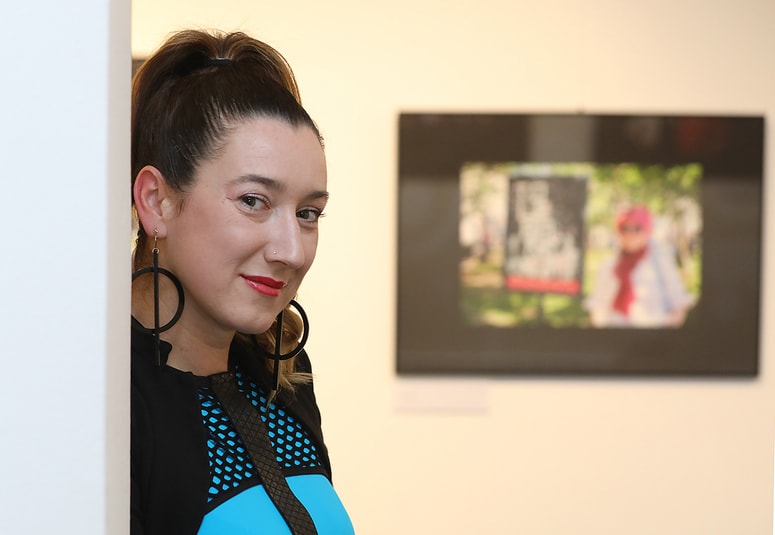 Maja Modrinjak ob odprtju prve razstave Ženske Maribora leta 2024 
