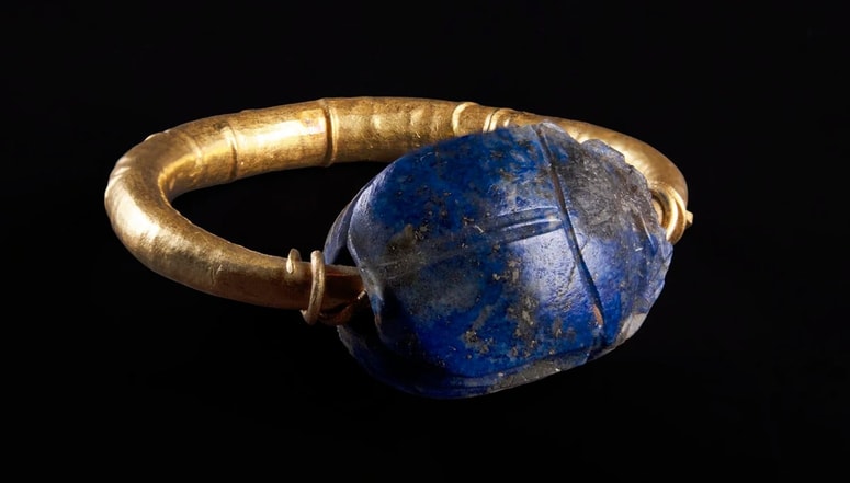 Prstan z modrim skarabejem, izrezljan iz lapis lazulija (1980-1630 pr. n. št.) 