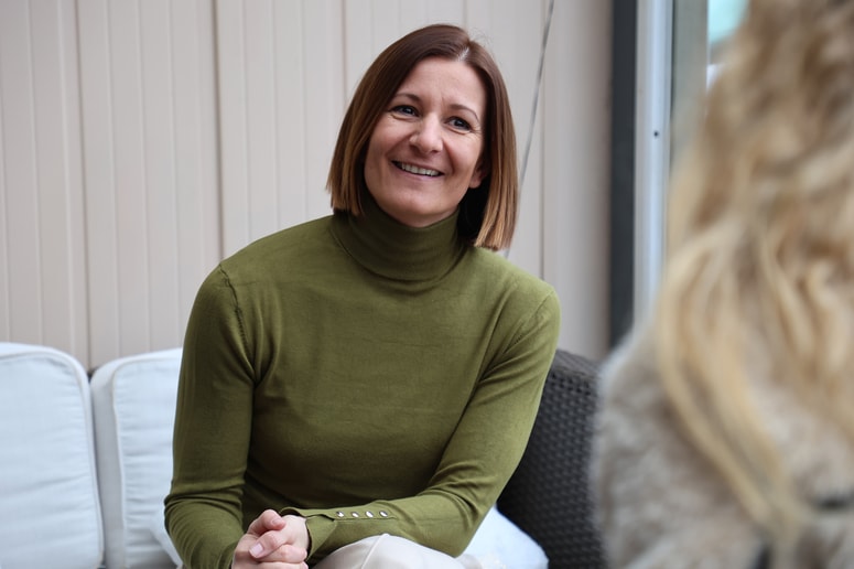 Andreja Šraj: "Ni treba iti v plesno šolo ali se učiti koreografije, dovolj je že, če si v svoji sobi prižgemo glasbo, ki nam v telesu nekaj prebudi in nas vzpodbudi k temu, da bi se gibali in zaplesali." 