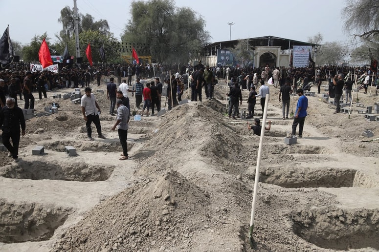 Včeraj so začeli s pokopi žrtev na šolo v kraju Minab.