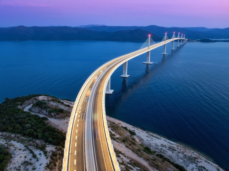 Pelješki most so gradili med letoma 2018 in 2022.