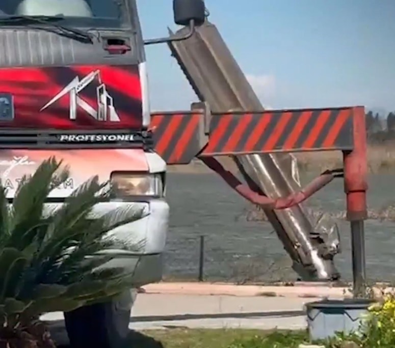 Ostanki prestrezne rakete, ki je sestrelila iransko balistično raketo.