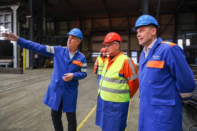 SIj Metal Ravne - minister Matjaž Han ob Jerneju Močniku in Marku Ažmanu 