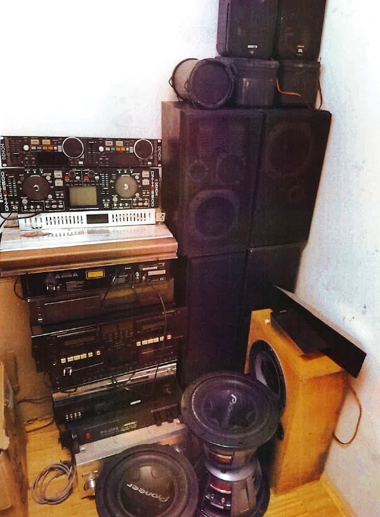 Zasegli so več akustičnih naprav in aparatov.