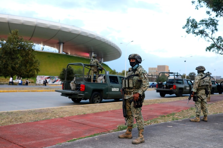 Ob močni straži se nogomet lahko igra tudi v Guadalajari. 
