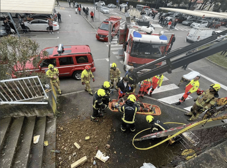 Glavna fotografija članka:(FOTO) Dramatično reševanje v Izoli: Iz zemlje sta moleli le nogi, reševalci so slišali nerazločne glasove