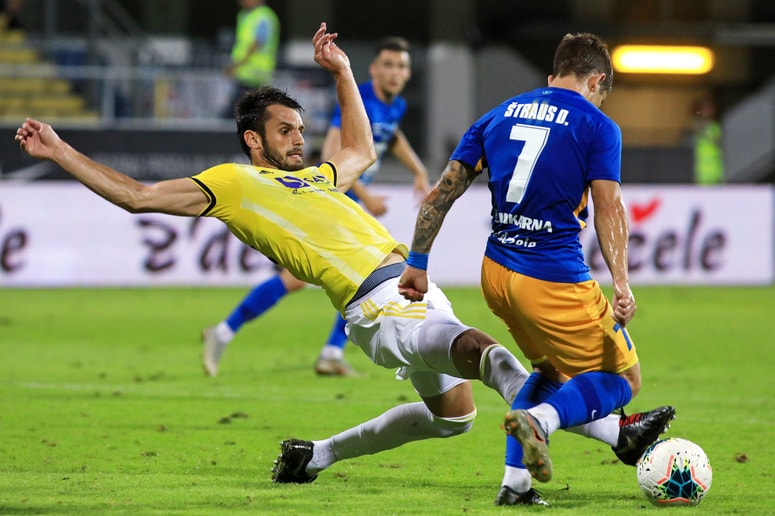 Saša Ivković (NK Maribor) proti Deniju Štrausu, ko je ta še igral za Celje. Zdaj je Račan. 