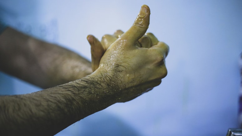 Poleg fizičnega napora delavci opozarjajo na higiensko tveganje. Pri ročnem pomivanju težko zagotovijo vse faze procesa, kot so ustrezno izpiranje, dezinfekcija in sušenje z vročim zrakom. Fotografija je simbolična. 